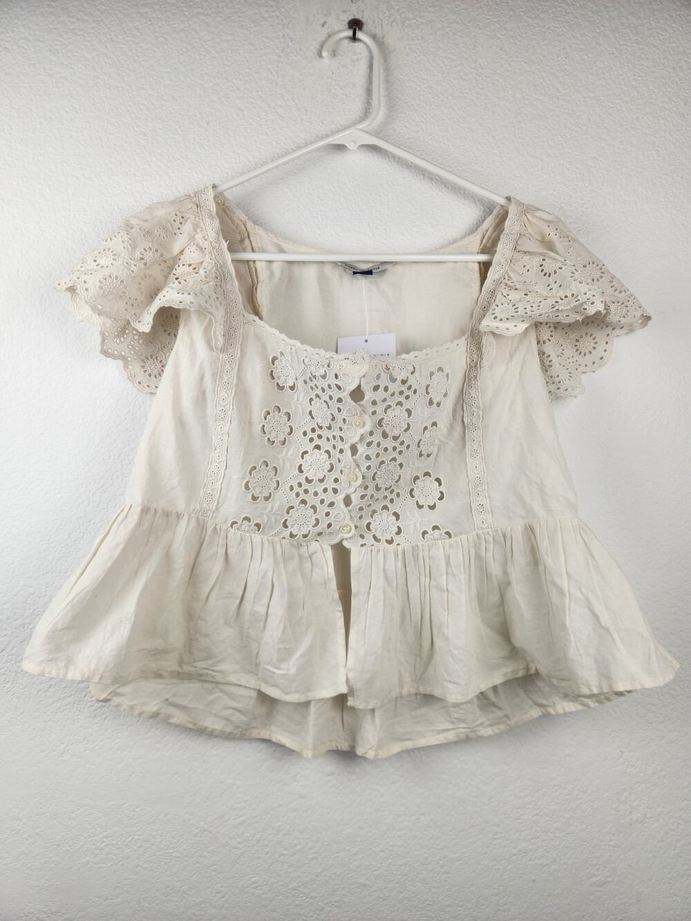 American Eagle Cream Blouse Eyelet Floral Medium NWT Peplum Cap Sleeves